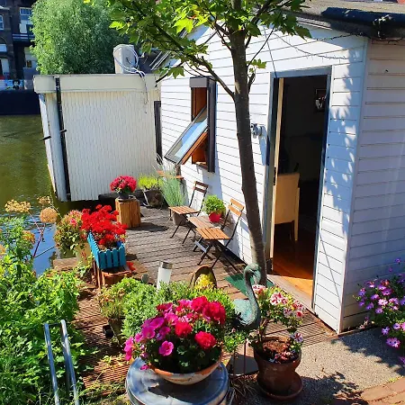 Romantic Quiet Studio On The Canal-3
