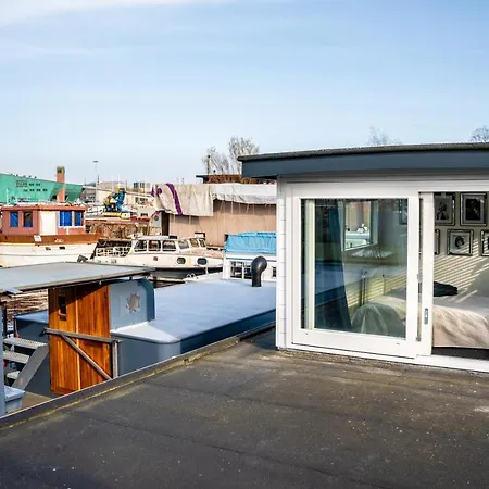 Houseboat-Amsterdam-2