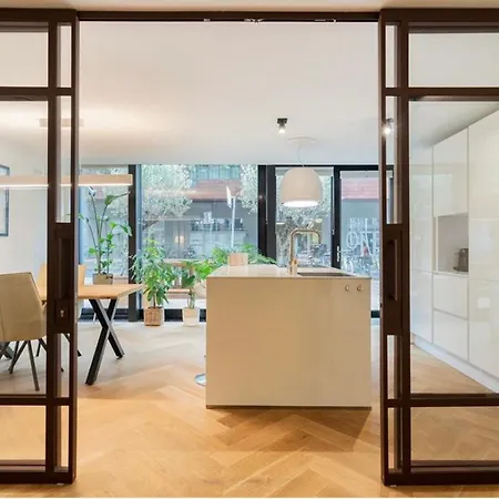 Luxurious Studio Only 15 Minutes From City Center-3