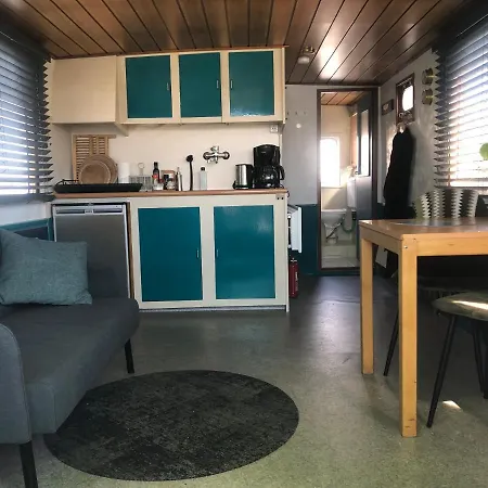 Floating B&B Amsterdam-2