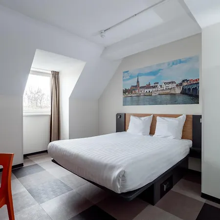 Easyhotel Maastricht City Centre-3