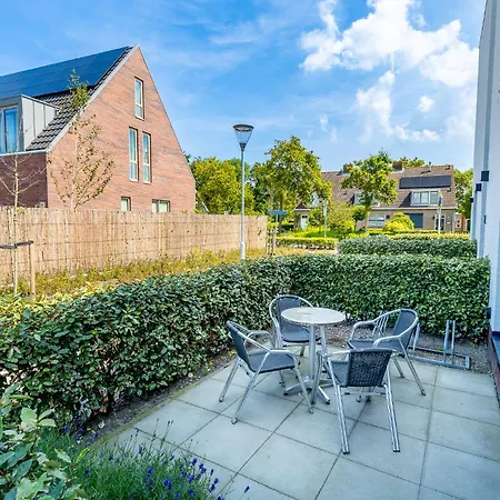 Roosjesweg 2 Luxe studio 400 meter van strand met parkeerplaats-3