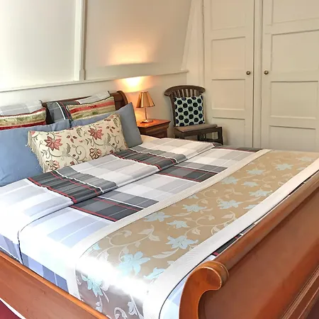 Amsterdam 4 Holiday Guestrooms-3