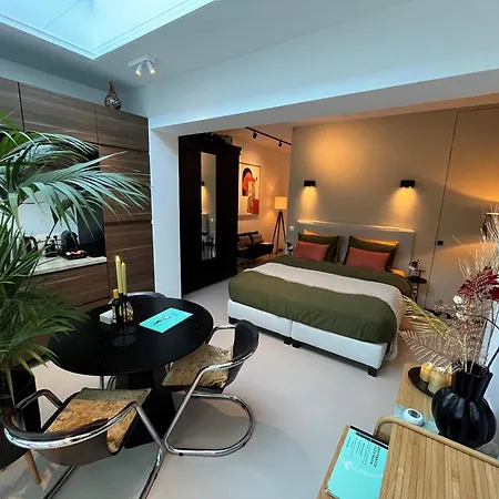 B&B Urban Oasis With Free Parking-3