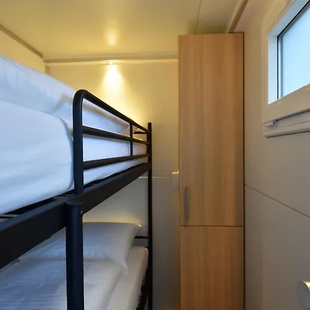 Cozy Floating Boatlodge "Het Vrijthof"-3