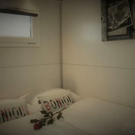 Cosy Floating Boatlodge, "Paris"-2