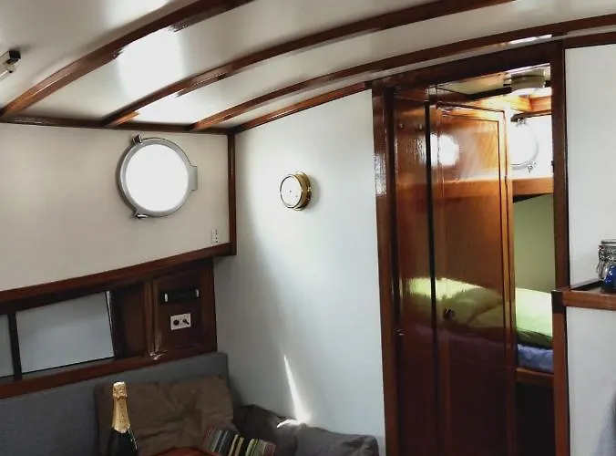 Prive B&B Motorsailer Rataplan Kamperland