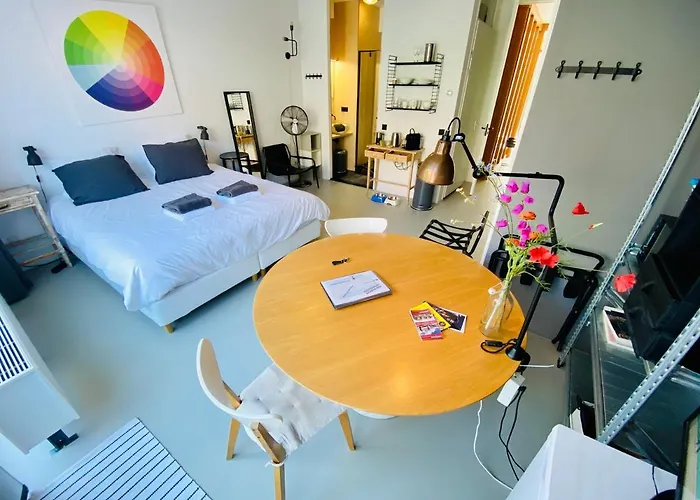 Private Studio, Patio Garden And Free Car Parking Amsterdam
