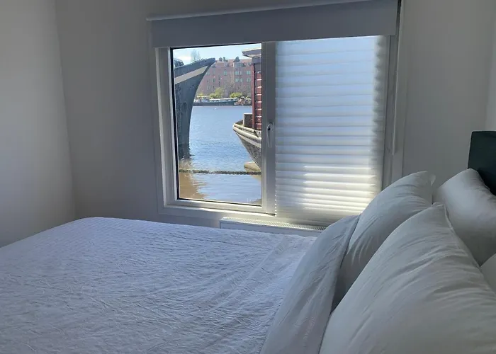 Tiny Houseboat B&B On The Amstel River Amsterdam