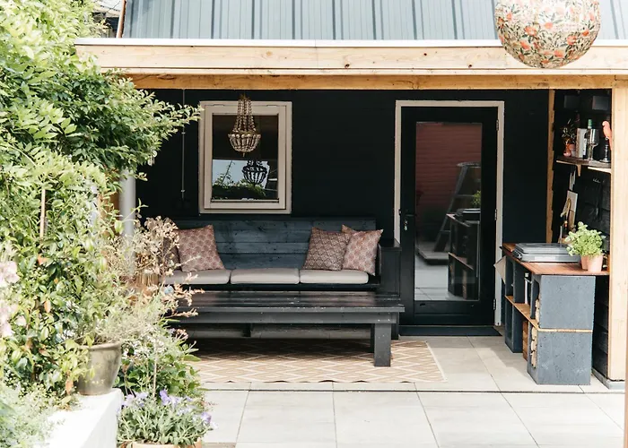 Sfeervol Tiny House met luxe jacuzzi&tuinkamer Heerenveen