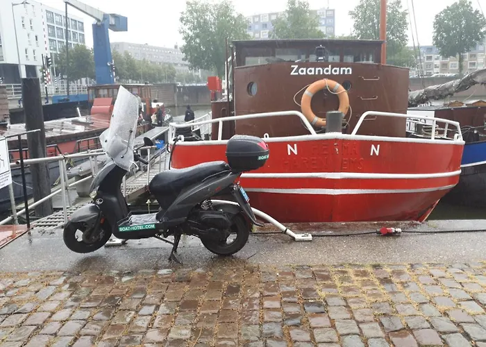 Boat Hotel SIX Rotterdam